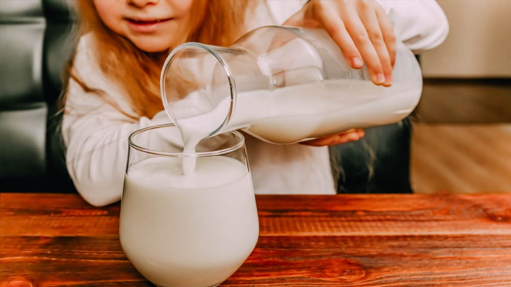 Laži iz djetinjstva: dijete toči mlijeko u ćašu