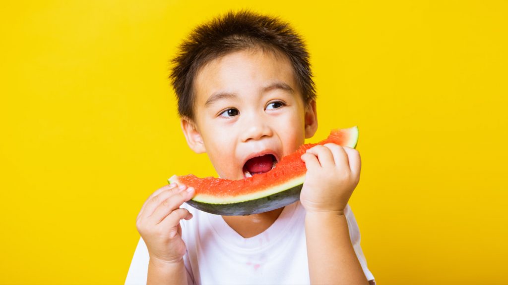 dijete jede lubenicu